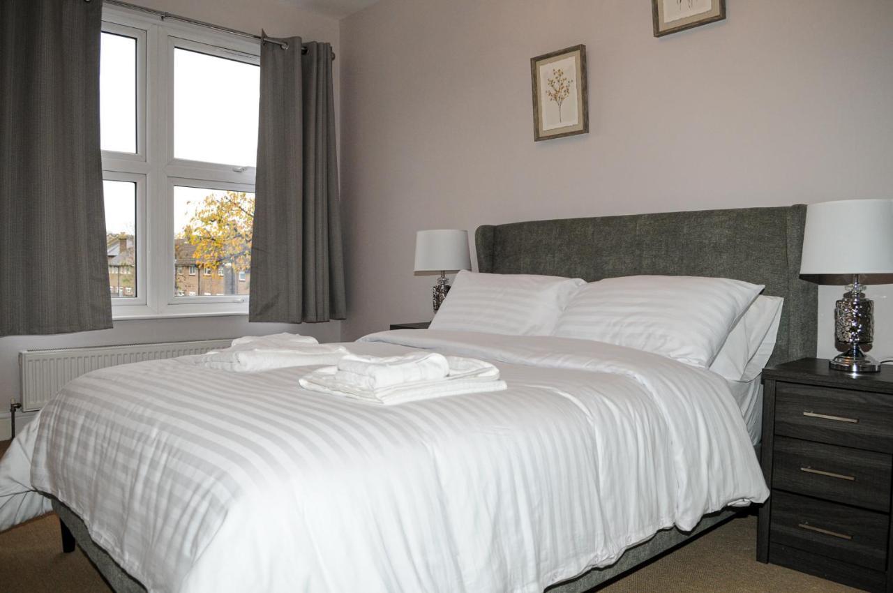 Luxury 5 Star London Apartment - Parking, Garden, Nr Greater London Metro Stations ภายนอก รูปภาพ