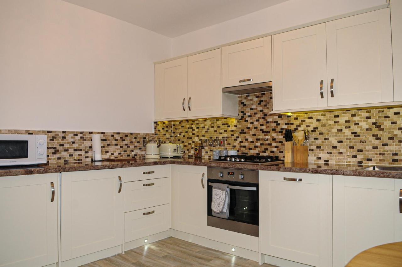 Luxury 5 Star London Apartment - Parking, Garden, Nr Greater London Metro Stations ภายนอก รูปภาพ