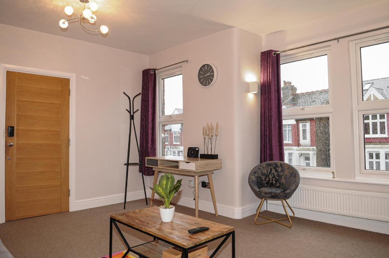 Luxury 5 Star London Apartment - Parking, Garden, Nr Greater London Metro Stations ภายนอก รูปภาพ
