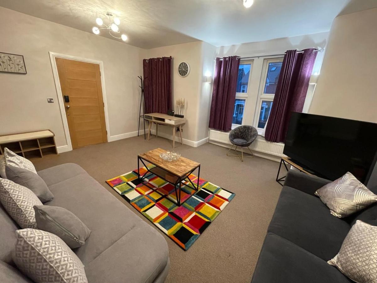Luxury 5 Star London Apartment - Parking, Garden, Nr Greater London Metro Stations ภายนอก รูปภาพ