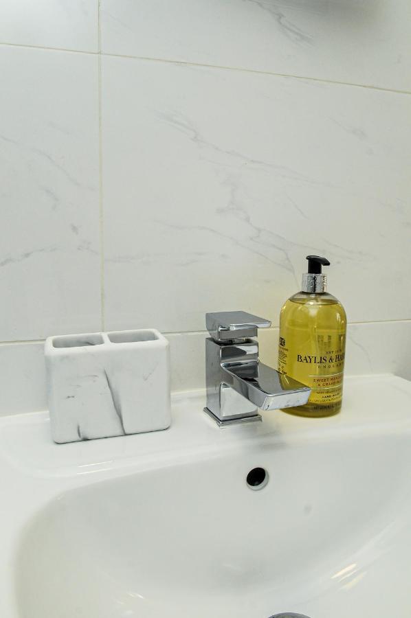 Luxury 5 Star London Apartment - Parking, Garden, Nr Greater London Metro Stations ภายนอก รูปภาพ