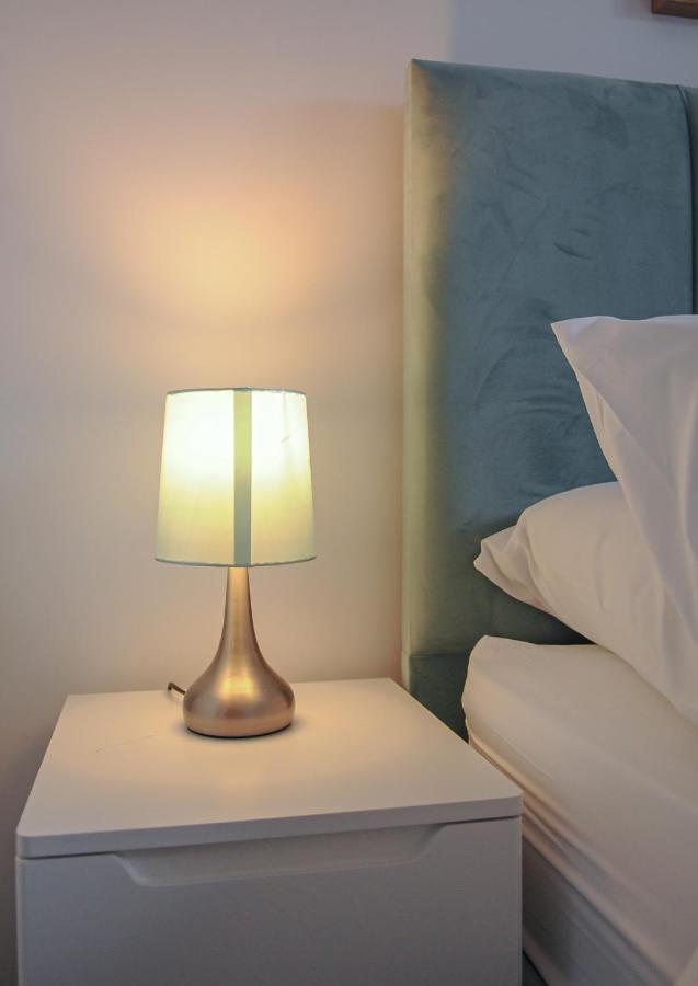 Luxury 5 Star London Apartment - Parking, Garden, Nr Greater London Metro Stations ภายนอก รูปภาพ