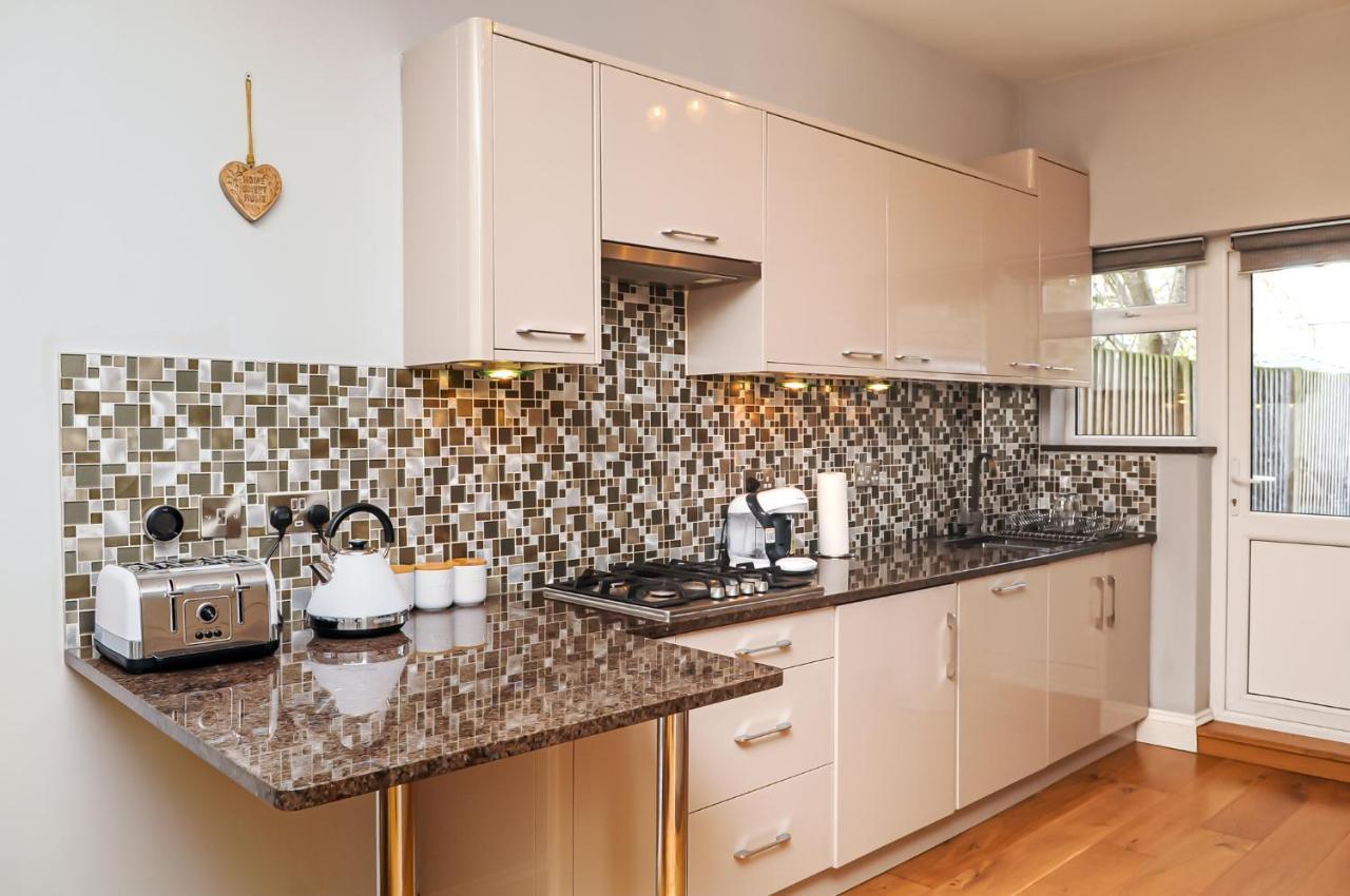 Luxury 5 Star London Apartment - Parking, Garden, Nr Greater London Metro Stations ภายนอก รูปภาพ