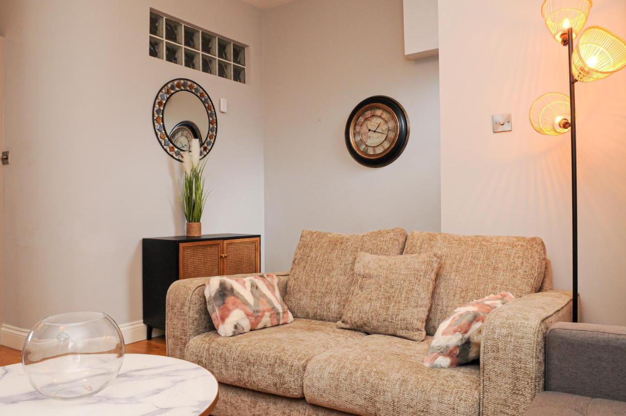 Luxury 5 Star London Apartment - Parking, Garden, Nr Greater London Metro Stations ภายนอก รูปภาพ