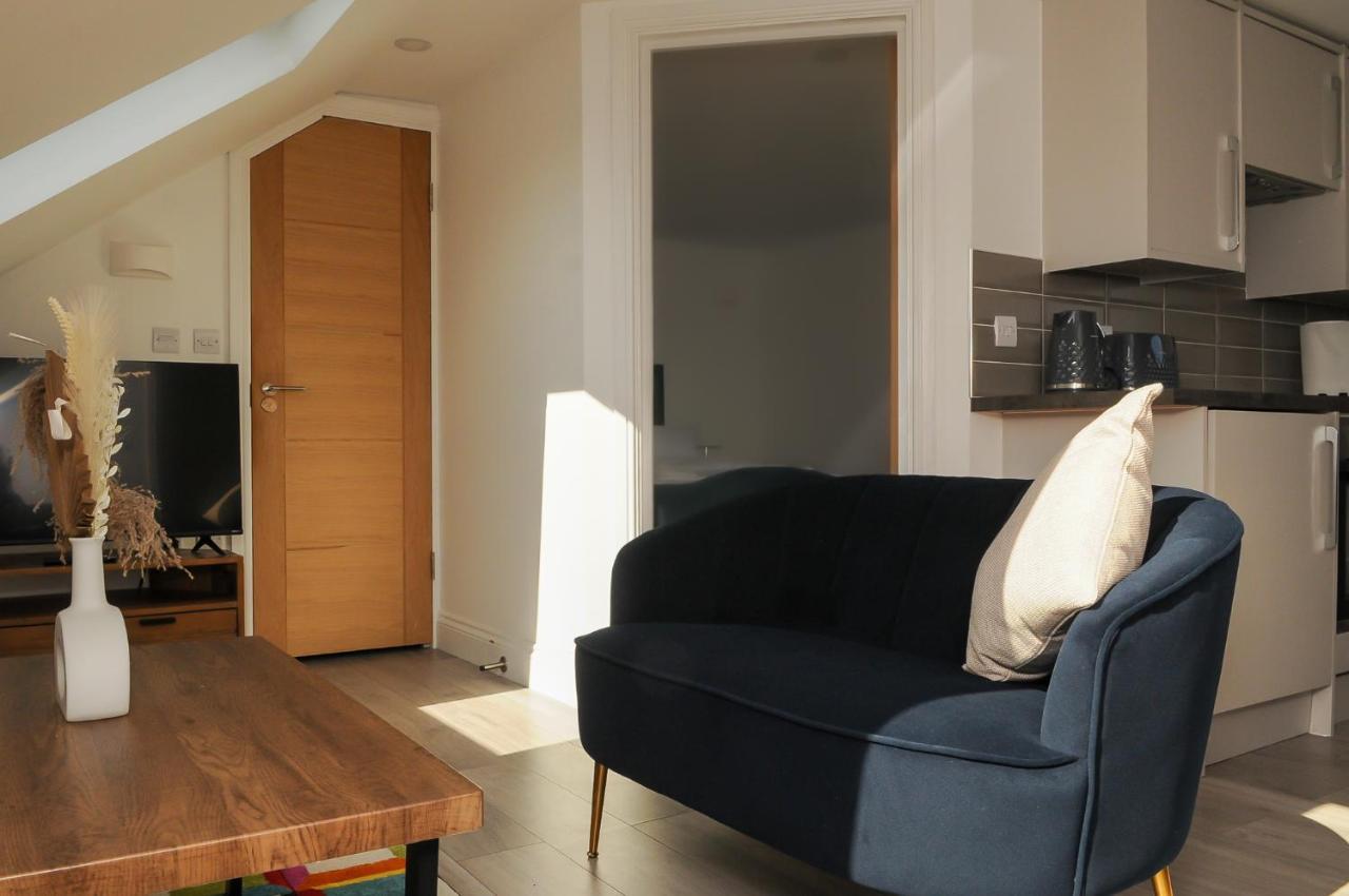 Luxury 5 Star London Apartment - Parking, Garden, Nr Greater London Metro Stations ภายนอก รูปภาพ