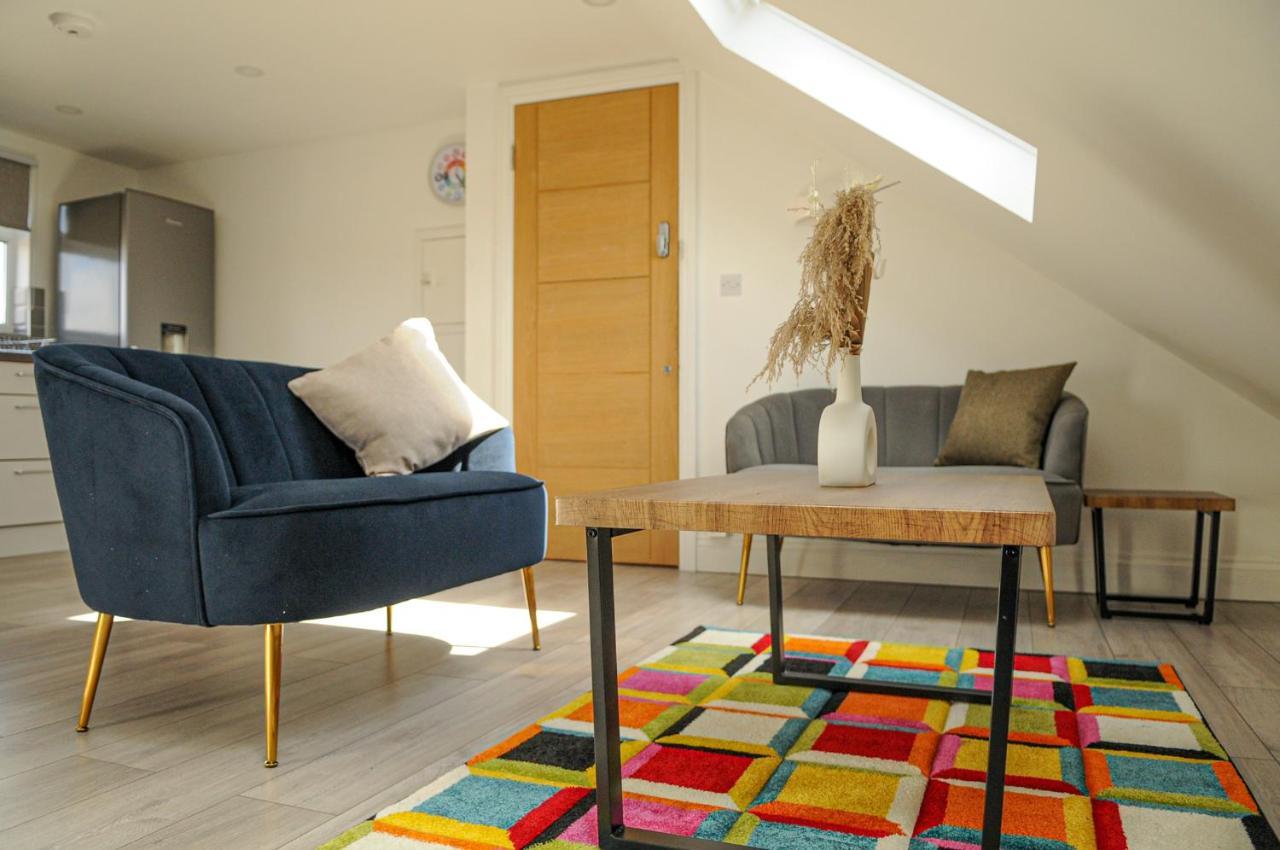 Luxury 5 Star London Apartment - Parking, Garden, Nr Greater London Metro Stations ภายนอก รูปภาพ