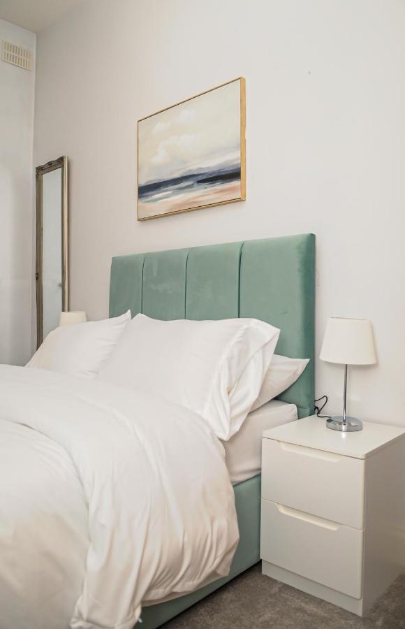 Luxury 5 Star London Apartment - Parking, Garden, Nr Greater London Metro Stations ภายนอก รูปภาพ