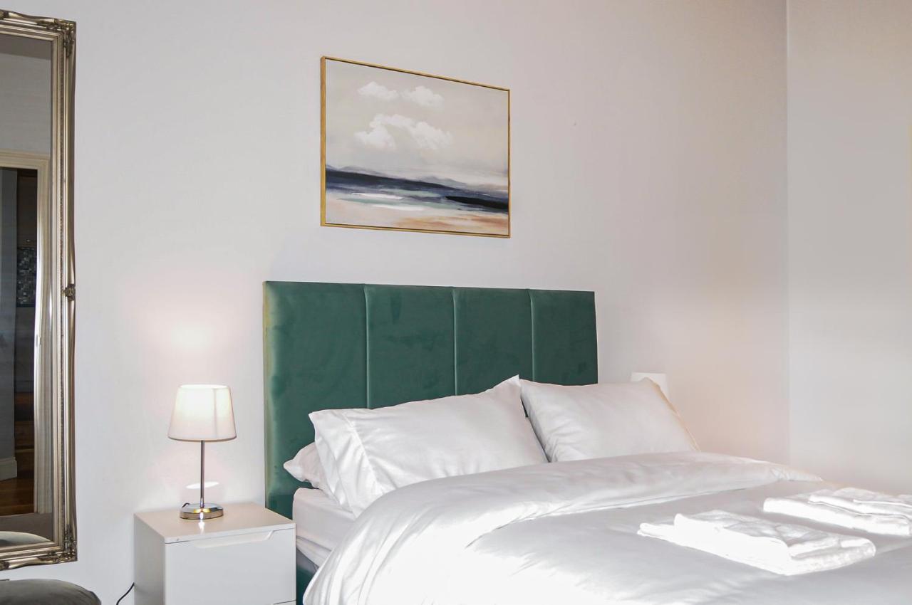 Luxury 5 Star London Apartment - Parking, Garden, Nr Greater London Metro Stations ภายนอก รูปภาพ
