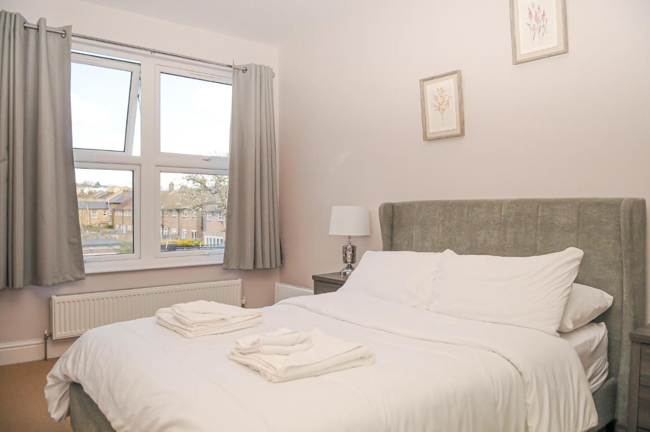 Luxury 5 Star London Apartment - Parking, Garden, Nr Greater London Metro Stations ภายนอก รูปภาพ